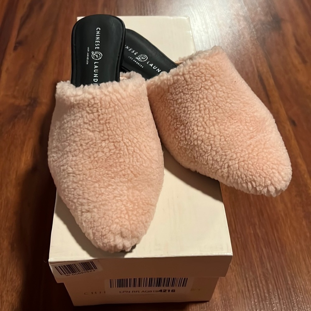 Pink Fluffy slip on sandals hard bottom, indoor/outdoor size 7.5